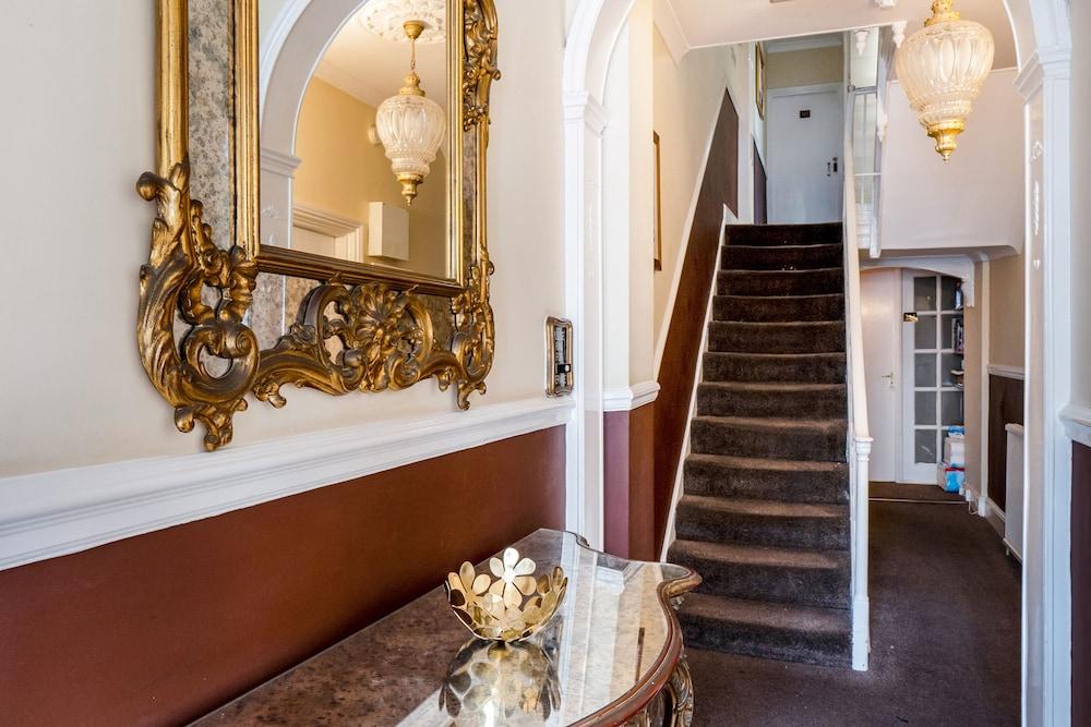 Hotel The Gullivers 3*